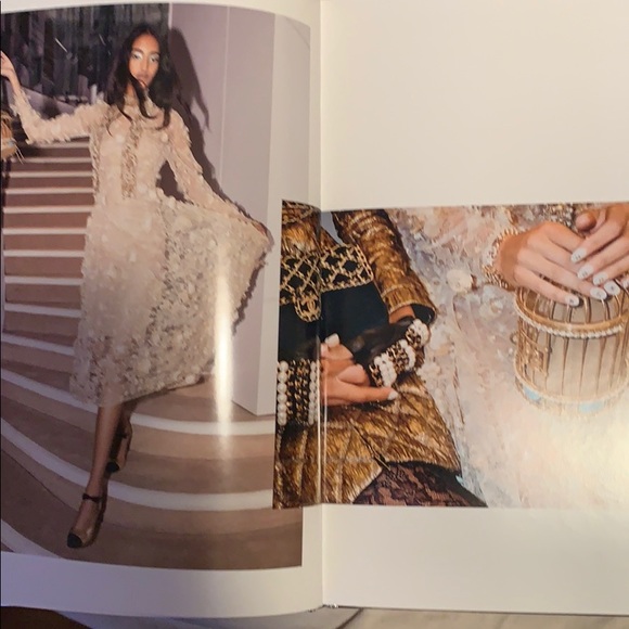 Exclusive CHANEL’S 2019/2020 collection book. - Picture 3 of 10
